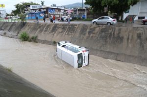 Cae una Urvan al río Huacapa en Chilpancingo