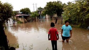Provocan inundaciones las lluvias y el desfogue de la presa El Caracol