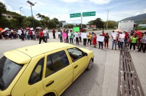 Damnificados de Chilpancingo bloquean la autopista