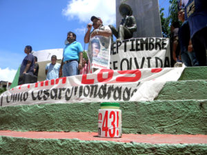 Mitin sobre los 43 en el Zócalo de Atoyac