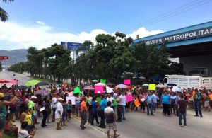Bloquean la entrada de Acapulco; piden reconstrucción