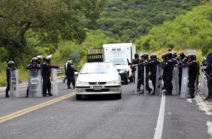 Atacan policías a normalistas de Ayotzinapa en Matlalapa, Tixtla
