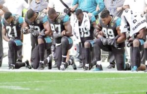 Protestan jugadores de la NFL contra el presidente Trump