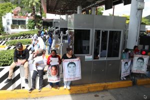 Toman padres y estudiantes las tres casetas de la autopista a tres años de la desaparición de los 43