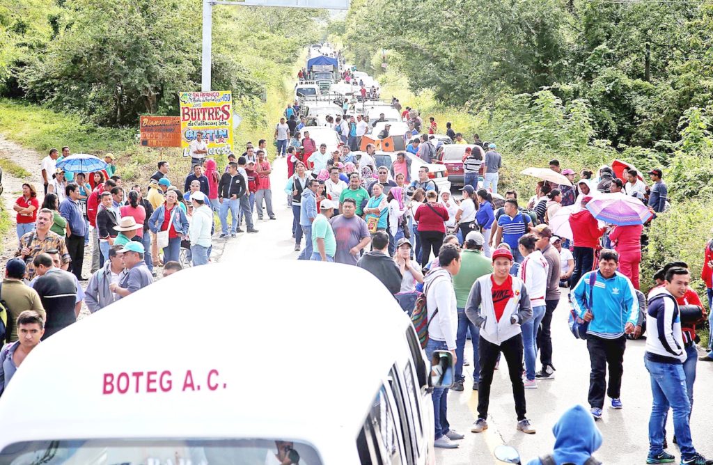 Más de 400 maestros de las regiones Centro y La Montaña cerraron la carretera federal Chilpancingo-Tlapa en el entronque del libramiento de cuota, para exigir seguridad en el transporte público de esa ruta que usan para llegar a sus escuelas, luego de los asesinatos de choferes y el cierre de tres sitios de Urvan que prestaban el servicio Foto: Eric Chavelas Hernández 11