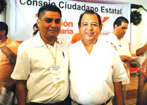 El dirigente de Movimiento Ciudadano en Ajuchitlán del Progreso, Ángel Vergara Chamú y el dirigente estatal, Luis Walton, en una reunión reciente .Foto: El Sur