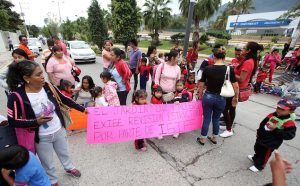 Protestan padres en Chilpancingo, Zihuatanejo y Altamirano para exigir la reconstrucción de escuelas