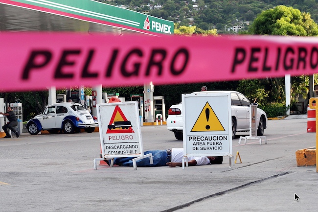 Unos de los taxistas asesinados en el sitio  Acapulco-Marquelia, ubicado a un costado de la gasolinería de la colonia Las Cruces .Foto: Jesús Trigo