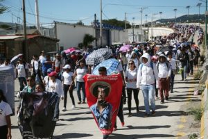 Marchan más de 300 normalistas del FUNPEG en la capital y bloquean la Autopista del Sol