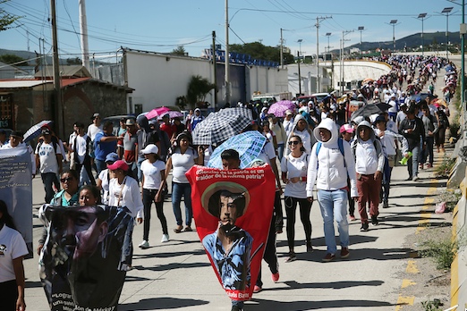 Estudiantes de normales públicas del estado, durante la marcha que terminó en bloqueo en el entronque de la carretera federal y la Autopista del Sol, al sur de Chilpancingo .Foto: Eric Chavelas Hernández