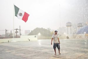 Nueva explanada en el Zócalo con lluvia