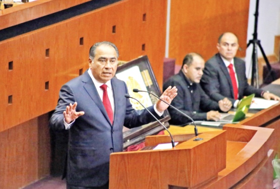 El gobernador Héctor Astudillo Flores durante su mensaje de ayer en sesión solemne del Congreso del Estado . Foto: Jesús Eduardo Guerrero
