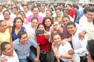 Diputados y alcaldes del PRD cobijan a Evodio