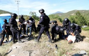 Detienen a 49 comunitarios de Zumpango