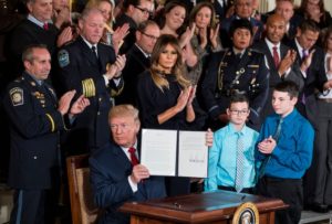 Trump declara “emergencia de salud” en EU por adicción a opiáceos y culpa a México y China
