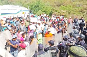 Bloquean la carretera en Mezcala por los policías presos