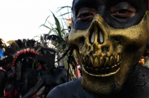 Un hombre caracterizado de La Muerte en el tercer Festival Afromexicano en Cuajinicuilapa, donde 12 municipios de la Costa Chica desfilaron, danzaron e interpretaron música de la región, que también incluye una parte de Oaxaca. Foto: Lenin Ocampo