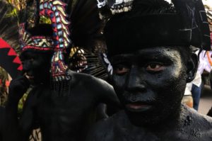 Jóvenes con los cuerpos pintados de negro y vistiendo tocados estilizados participan en las actividades del tercer Festival Afromexicano en Cuajinicuilapa. Foto: Lenin Ocampo