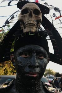 Un hombre con el cuerpo pintado de negro y un tocado rematado con un cráneo, durante el tercer Festival Afromexicano en Cuajinicuilapa, del 30 de octubre al 1 de noviembre, que tiene el objetivo de rescatar tradiciones identitarias de los habitantes de la región. Foto: Lenin Ocampo