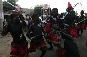 Niños caracterizados de apaches participan en el desfile del tercer Festival Afromexicano en Cuajinicuilapa, que se celebra del 30 de octubre al 1 de noviembre. Foto: Lenin Ocampo