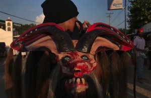 Máscara de uno de los participantes de la danza de Los Diablos, característica de la cultura afromexicana de la Costa Chica, durante el desfile del tercer Festival Afromexicano en Cuajinicuilapa. Foto: Lenin Ocampo
