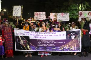 Activistas en la marcha de las catrinas, en la capital, contra la violencia feminicida y para reivindicar otras demandas de mujeres en el estado. Ahí denunciaron que son 120 los asesinatos que debe investigar la Fiscalía General del Estado como feminicidios. Foto: Jesús Eduardo Guerrero