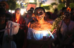 Una activista caracterizada como catrina marcha la tarde de ayer en Chilpancingo, para exigir un alto a la violencia de género y los feminicidios. En la caminata gritaron consignas como, “¡De noche o de día, desnudas o vestidas, en la calle o en la casa se respetan nuestras vidas” y “¡Las víctimas, las muertas y las desaparecidas, son crímenes de Estado y de la misoginia!”. Foto: Jesús Eduardo Guerrero