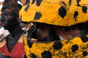 Un danzante con la cara pintada de negro y vistiendo una máscara de jaguar desfila en el tercer Festival Afromexicano en Cuajinicuilapa, donde habitantes de municipios de la Costa Chica presentaron danzas, música y el ritmo de la cultura de origen africano de la región. Foto: Lenin Ocampo