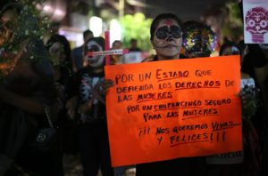 Feministas caracterizadas como catrinas en la marcha del Día de Muertos la tarde de ayer en Chilpancingo, en memoria de las mujeres asesinadas en el estado y el país. Foto: Jesús Eduardo Guerrero