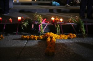 Cruces con los nombres escritos de mujeres asesinadas en el estado y el país, que colocaron feministas en el centro de Chilpancingo. Ahí, la presidenta de la Asociación Guerrerense Contra la Violencia Hacia las Mujeres, Marina Reyna Aguilar, leyó un pronunciamiento de justicia por los feminicidios en el estado. Foto: Jesús Eduardo Guerrero