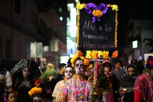 Feministas del estado disfrazadas de catrinas marchan la tarde de ayer en Chilpancingo, para exigir un alto a la violencia de género y a los feminicidios en el estado. Foto: Jesús Eduardo Guerrero