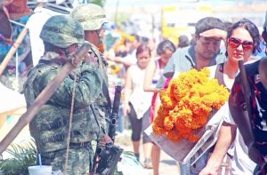 Visita al panteón bajo vigilancia militar