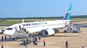Llega a Zihuatanejo el primer vuelo canadiense de la temporada