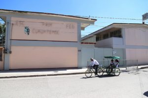 Un bici taxi pasa frente a la escuela primaria Emperador Cuauhtémoc, en la calle Municipio Libre, de Chilapa, una de las 673 escuelas que permanecen cerradas en este municipio y en los de Atlixtac, José Joaquín Herrera, Zitlala y Ahuacuotzingo, en la zona escolar Montaña Baja, ante la violencia generada por la delincuencia organizada. Foto: Jesús Eduardo Guerrero