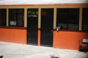Salones cerrados con cadenas y candados en la escuela primaria Usaer 131, en la colonia Emiliano Zapata, de Chilapa, donde maestros de todos los niveles educativos se han negado a regresar a dar clases debido a la ola de violencia e inseguridad que se vive en este municipio. Foto: Jesús Eduardo Guerrero