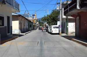 Calles vacías en la cabecera municipal de Chilapa. Vecinos de esta ciudad dicen que no salen después de las 7 de la noche ante la violencia en el municipio, por la que las clases en todos los niveles educativos están suspendidas desde hace dos meses. Foto: Jesús Eduardo Guerrero