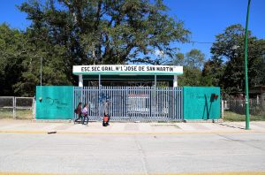 Jóvenes de Chilapa pasan frente a la escuela secundaria José San Martín, en la calle Constituyentes, en Chilapa, una de las 673 escuelas de la zona escolar Montaña Baja que no han regresado a clases ante la violencia que se vive en esta zona a causa de la disputa del territorio entre grupos de la delincuencia. Foto: Jesús Eduardo Guerrero