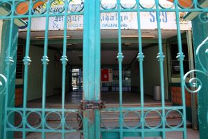La escuela primara Miguel Hidalgo, ubicada en la calle Insurgentes del barrio El Tecolote, en la cabecera municipal de Chilapa, una de las escuelas 673 escuelas de la zona escolar Montaña Baja que no han regresado a laborar, dejando sin clases a unos 60 mil estudiantes. Foto: Jesús Eduardo Guerrero