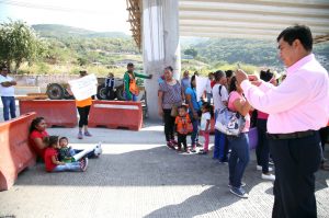 Un funcionario de Gobernación del estado intimida a padres del jardín de niños María Montessori, que se negaron a terminar su bloqueo en la Autopista del Sol. Los padres exigen la reconstrucción de su escuela afectada por los sismos. Foto: Eric Chavelas Hernández.