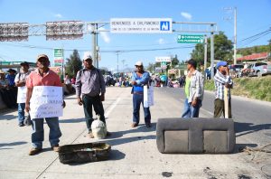 Unos 300 padres de familia de escuelas de cinco municipios de la región Montaña e integrantes de la Coordinadora Estatal de Trabajadores de la Educación en Guerrero, bloquean la Autopista del Sol en el Parador del Marqués, para exigir 70 maestros para escuelas de cinco municipios de la Montaña. Foto: Jesús Eduardo Guerrero