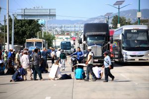 Padres de familia y maestros de la Coordinadora Estatal de Trabajadores de la Educación en Guerrero, bloquean la Autopista del Sol en el Parador del Marqués, para exigir 70 maestros que hacen falta en escuelas de cinco municipios de la Montaña. Foto: Jesús Eduardo Guerrero