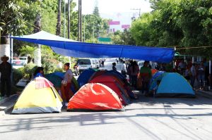 Padres de familia y maestros en el plantón en la avenida Ruffo Figueroa, para exigir a la Secretaria de Educación Guerrero, 70 maestros que faltan en escuelas de cinco municipios de la Montaña. Foto: Jesu?s Eduardo Guerrero 