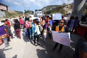 Padres de familia del jardín de niños María Montessori, bloquean la autopista del Sol, en el crucero a Chichihualco, para exigir la revisión y reconstrucción de su escuela, afectada por el sismo del pasado 19 de septiembre. Foto: Eric Chavelas Hernández