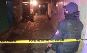 Matan a un taxista en Chilapa y a un hombre y una mujer en el mercado central de Chilpancingo