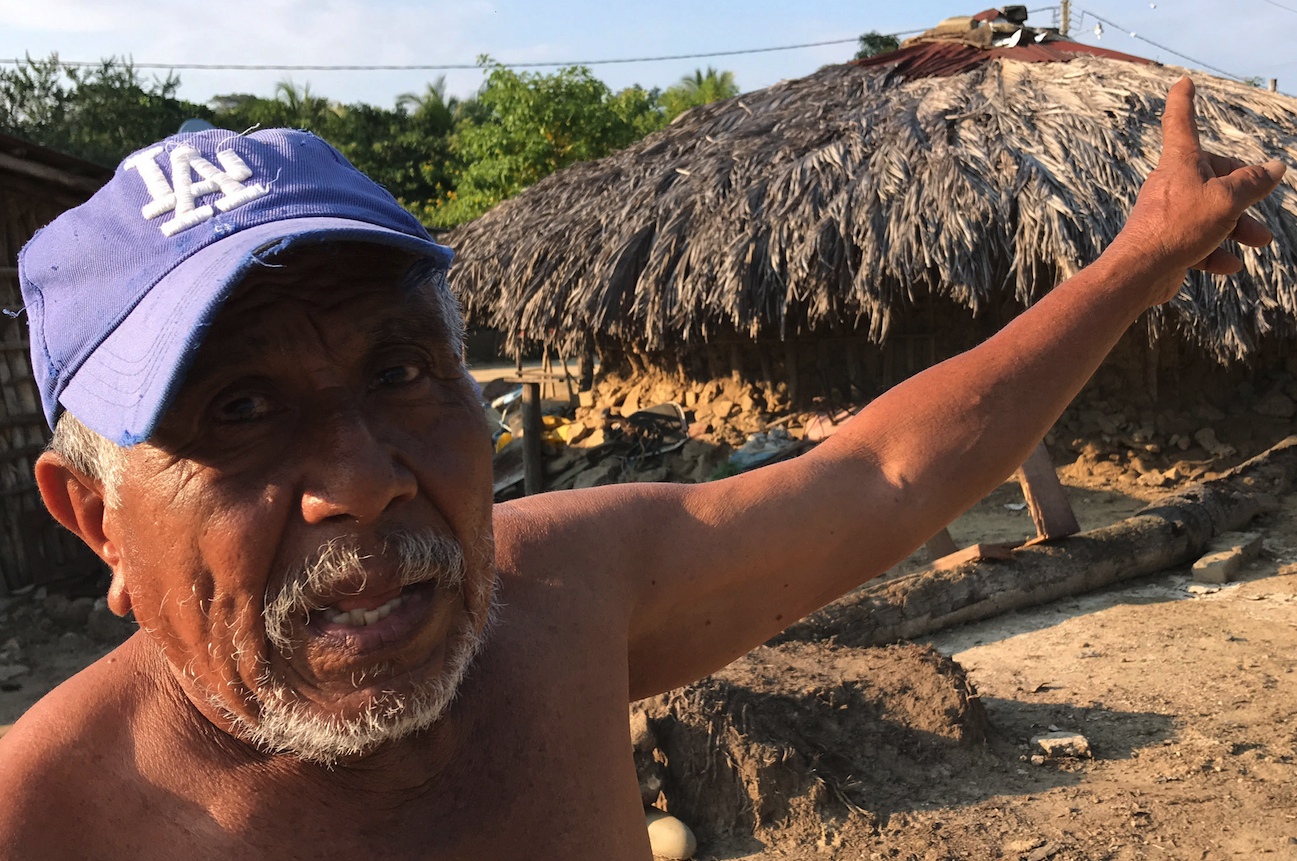 Tecoyame, Oaxaca. Don Amado Clavel muestra su Redondo, vivienda que junto a su madre han mantenido por décadas en la comunidad de Tecoyame, Oaxaca. Foto: Lenin Ocampo Torres