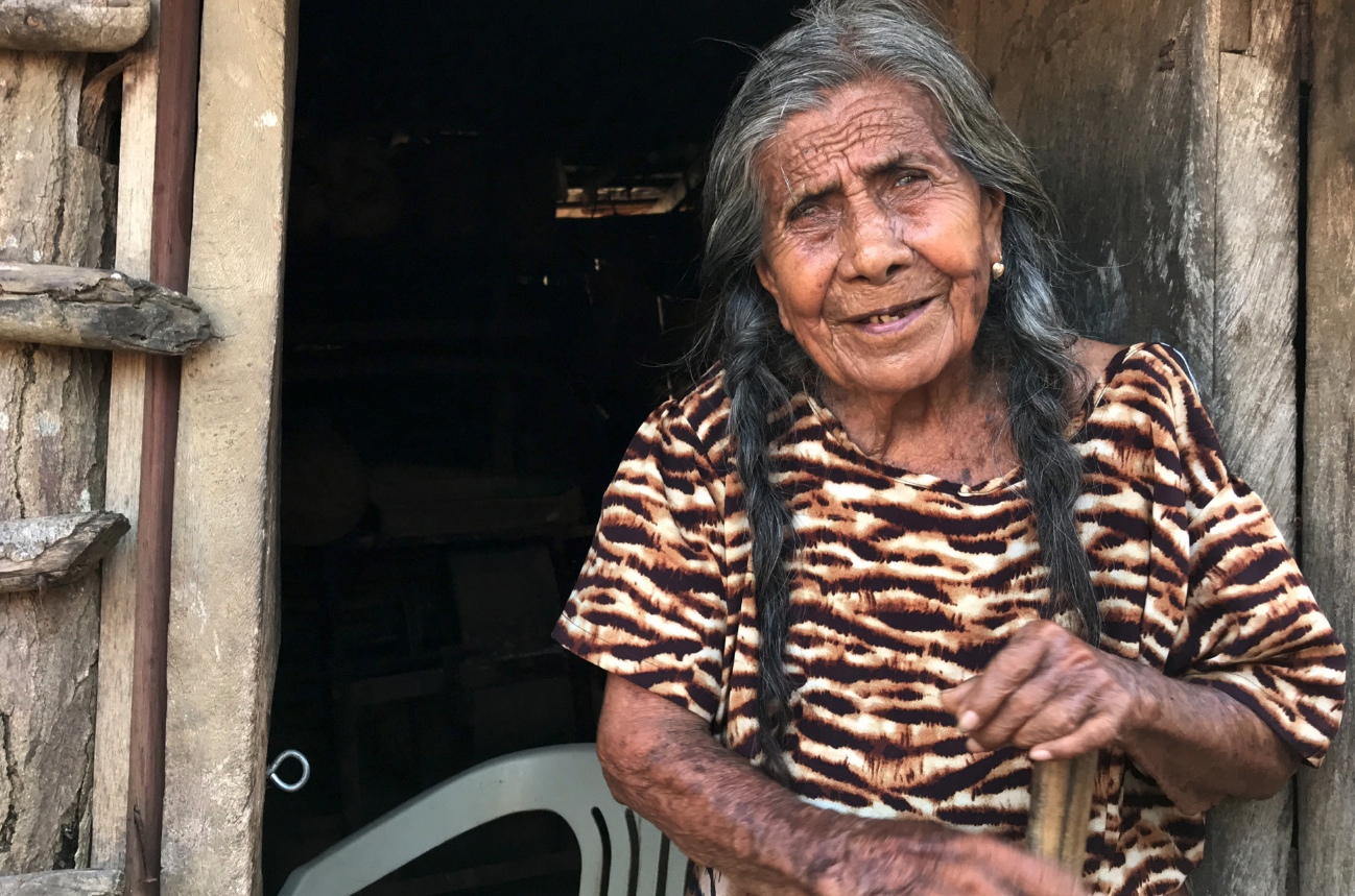 Tecoyame, Oaxaca. Doña Cora vive entre la pobreza y su Redondo, el último de la Costa Chica de Guerrero y Oaxaca; donde habita desde hace 73 años; es una indígena que conserva una vivienda proveniente de la cultura africana. Foto: Lenin Ocampo Torres