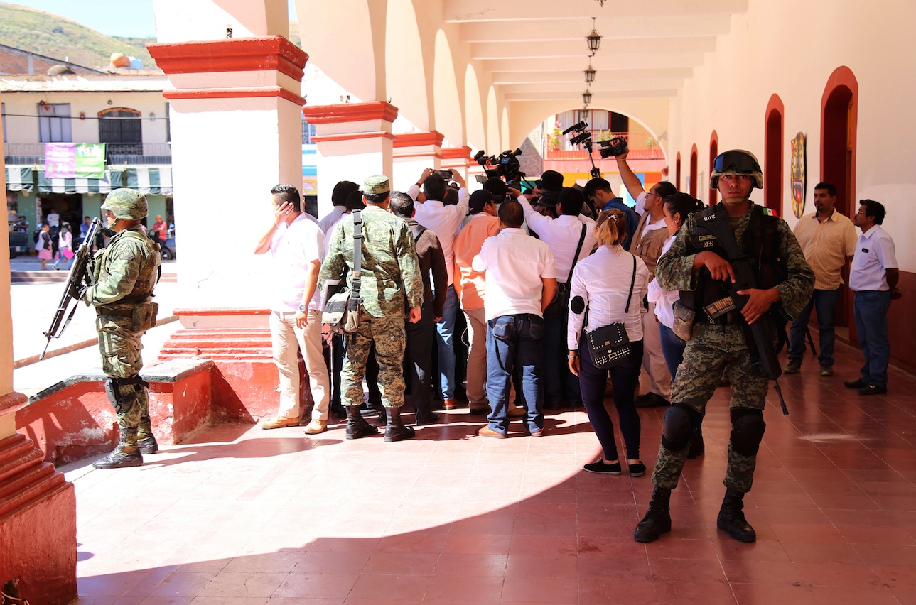 Soldados del Ejército mexicano resguardan el Palacio municipal de Chilapa, donde el gobernador, Héctor Astudillo Flores, y funcionarios federales, estatales y municipales, hablaron con reporteros al finalizar la sesión del Grupo de Coordinación Guerrero. Foto: Jesús Eduardo Guerrero