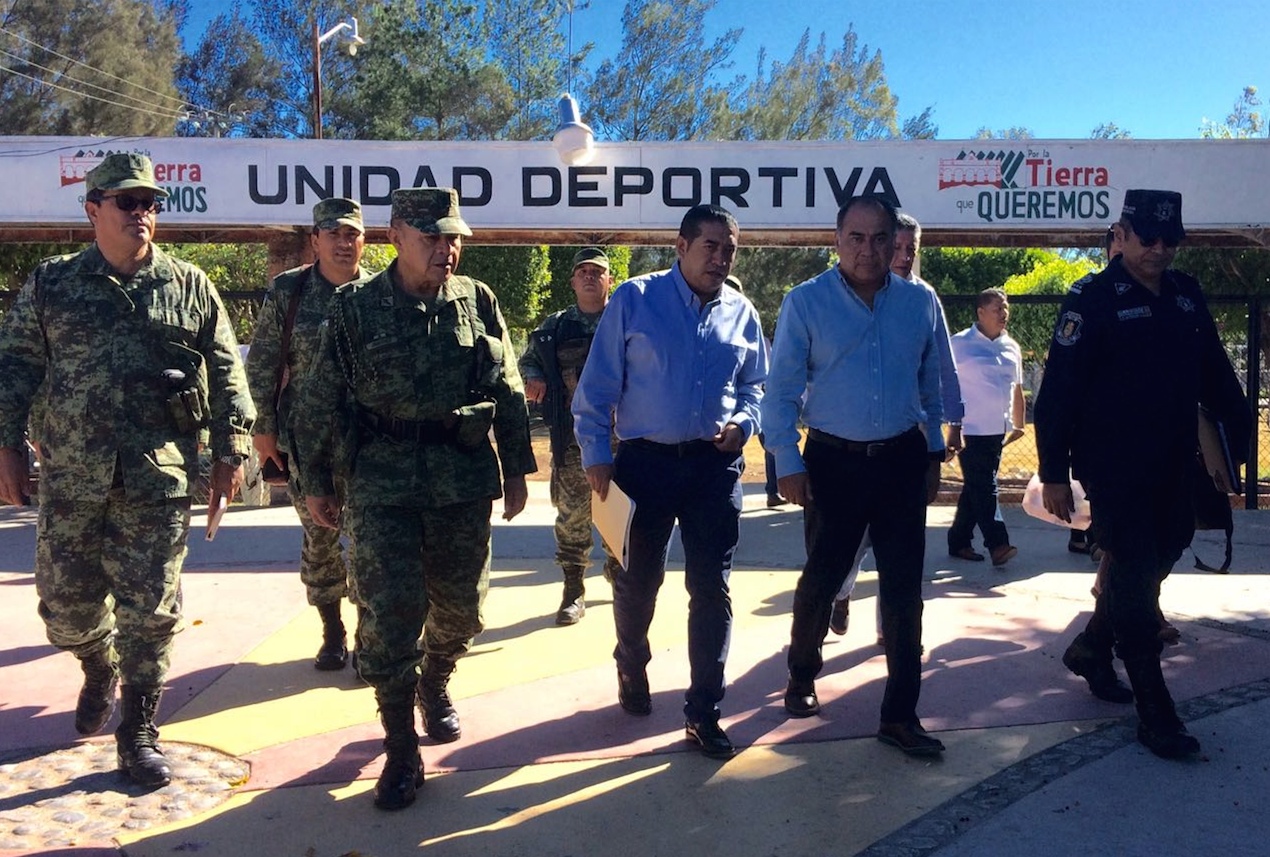 El gobernador, Héctor Astudillo Flores, llega a la ciudad de Chilapa, junto con el alcalde, Jesús Parra García, mandos de la 35 Zona Militar, y el secretario de Seguridad Pública, Pedro Almazán, donde inicio a una operación para “proteger” a maestros y alumnos amenazados por bandas delictivas. Foto: Luis Daniel Nava