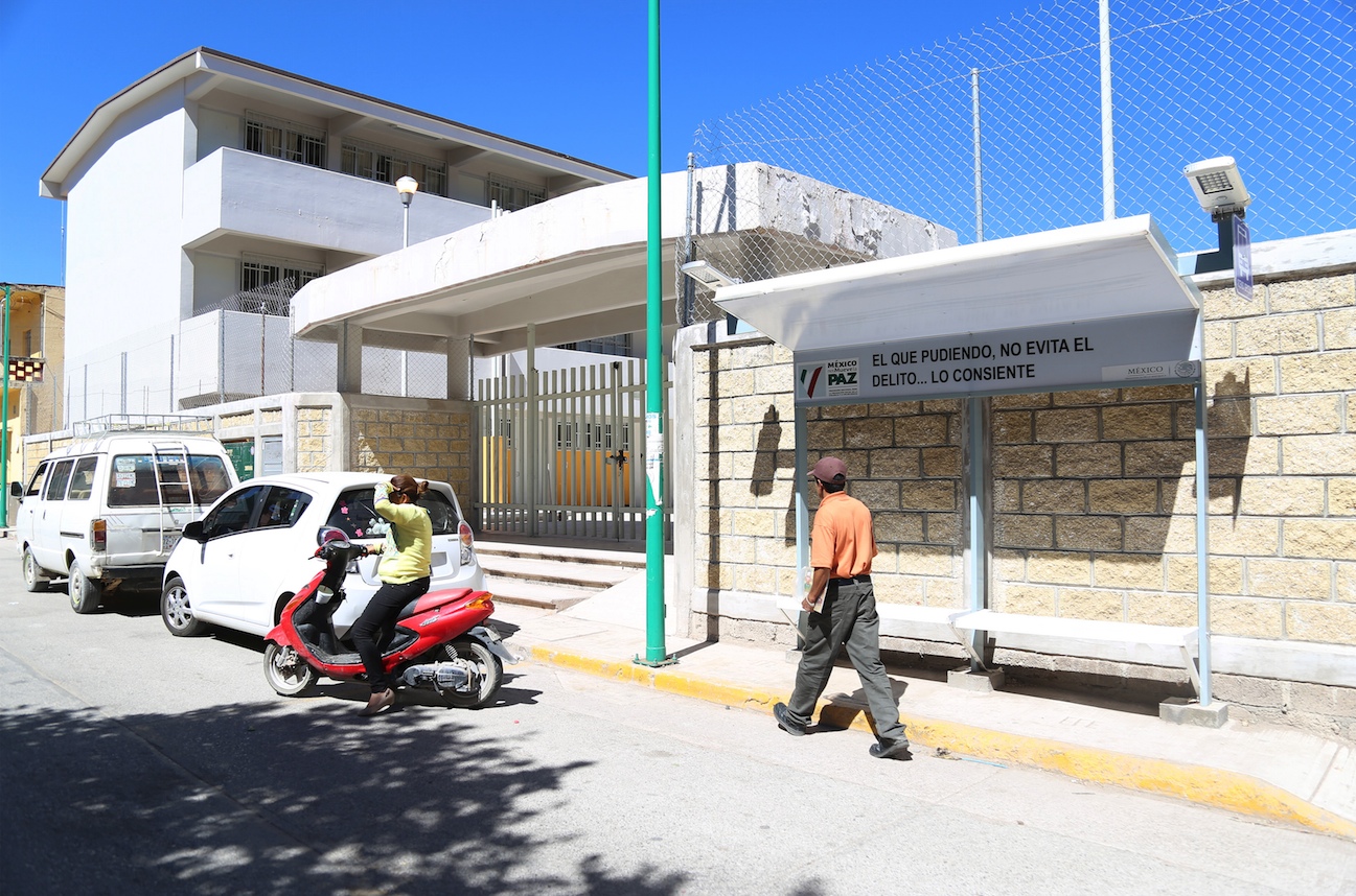 La secundaria Benito Juárez, en Chilapa, una de las 100 que están cerradas en el municipio, de acuerdo con el gobernador, ante el rechazo de los profesores de regresar a clases debido a las amenazas en redes sociales de la delincuencia organizada que opera en esta zona. Foto: Jesús Eduardo Guerrero