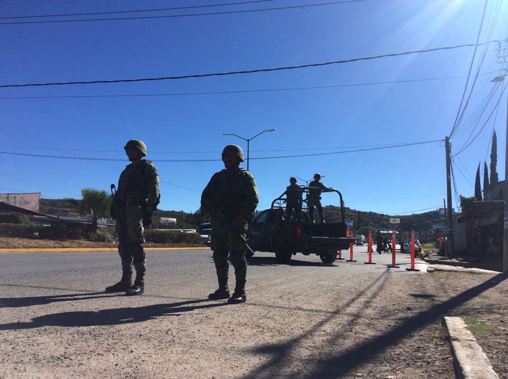 Soldados del Ejército mexicano en un retén en Chilapa, durante la operación de seguridad implementada por los tres órdenes de gobierno en municipios de la Montaña baja afectados por la inseguridad, que a partir del 25 de septiembre comenzó a obligar a los maestros a cerrar las escuelas mediante amenazas en redes sociales: Luis Daniel Nava